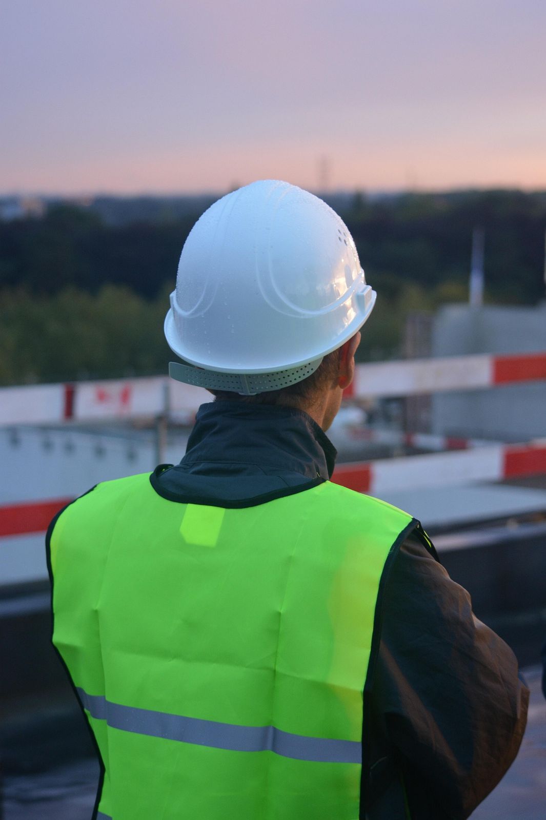 TDS engineer in hi-vis on a rooftop site